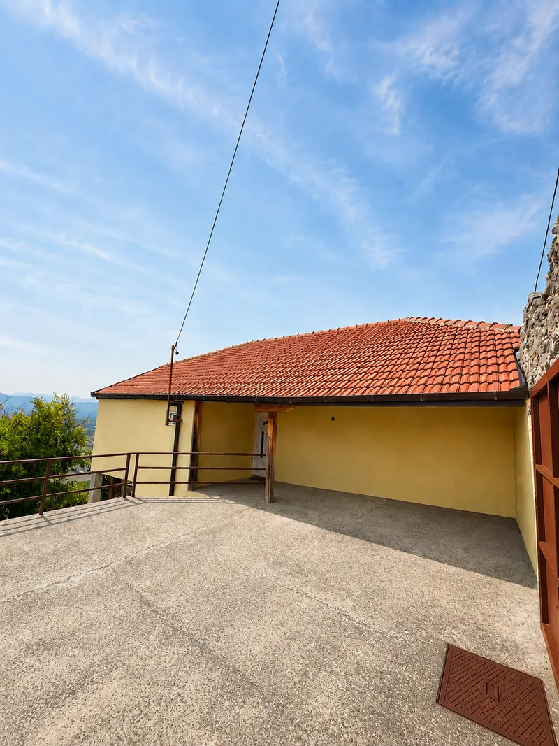 Fasada kuće i parkirna površina
